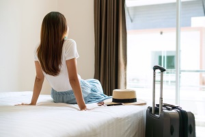 Overnight stays by residents increased by 5.6%, while those by non-residents declined for the second consecutive month